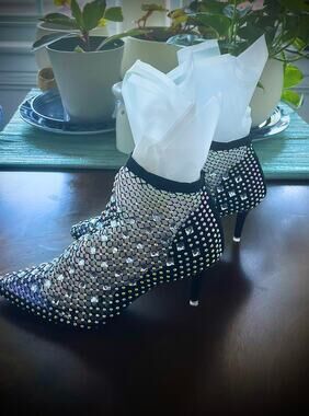 NWOT Unworn Size 37 (US 6.5/7) Monarchess Embellished Fishnet Kitten Heels